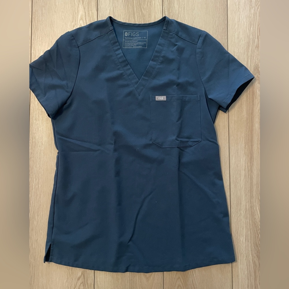 Figs single pocket scrub top